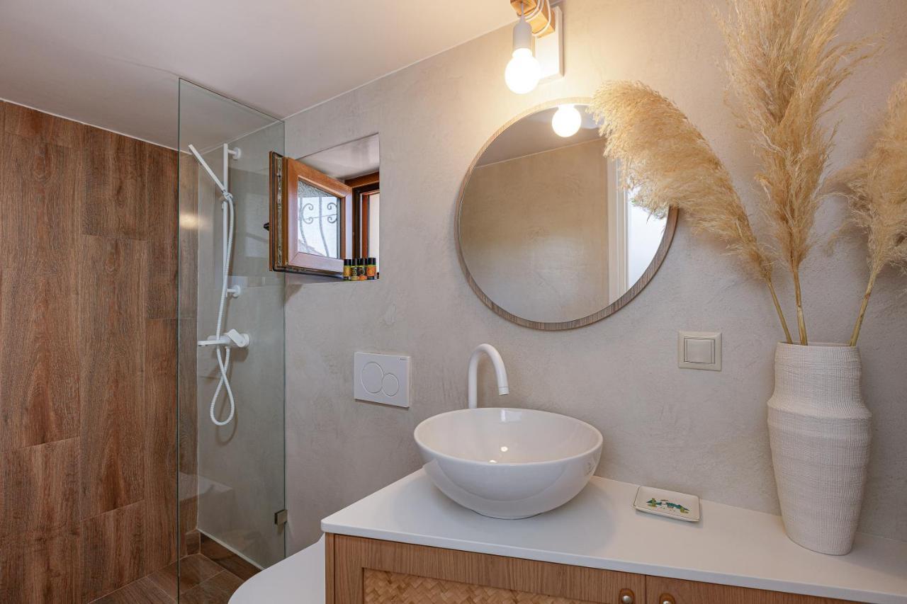 Villa Seashell -Wonderful Newly Renovated Villa On The Beach Galatás Eksteriør billede